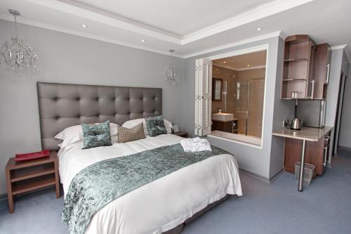 Luxury Double Room image 9