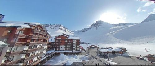 Tignes rond point des pistes vue panoramique au soleil