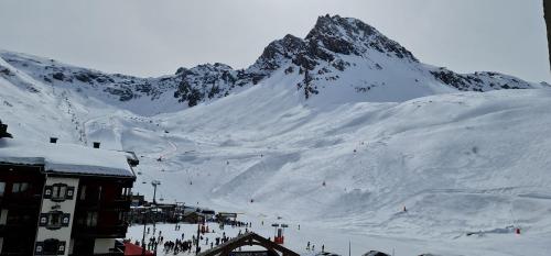 Tignes rond point des pistes vue panoramique au soleil in ティニュ