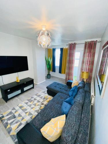 Bright, Spacious, modern Interior Decor 2 bedrooms Apartment with amazing views 1