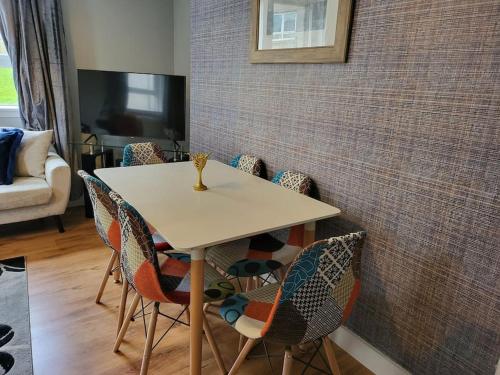 4 Bedroom Apts at Sensational Stay Serviced Accommodation Aberdeen- Powis Crescent - image 2
