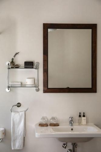 Superior King or Twin Room image 9