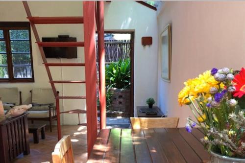 Self-contained, secure, well equipped, Wifi, cottage Newlands