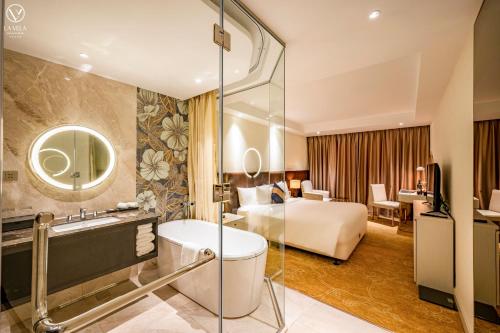 Premier Deluxe King - City View