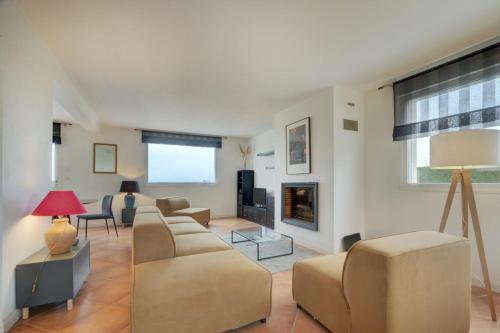 Grand Pavillon Contemporain sur une colline dominant Amboise et son château gîte à louer Saint-Denis-Hors