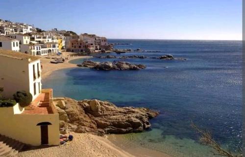 沙灘, Apt con piscina en Calella de Palafrugell, parking gratuito in 帕拉弗魯赫爾