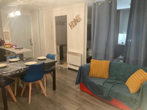 Le « studio sur la Neste » dans le centre d’Arreau - Apartment