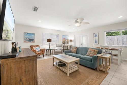Sun Kissed Cottage, 3 bedrooms, Sleeps 7, Walk to Ocean in St. Augustine, USA