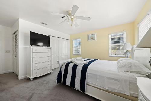 Morning Star 4 Bedrooms Sleeps 10 Pet Friendly Ocean Front - image 10