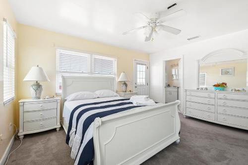 Morning Star 4 Bedrooms Sleeps 10 Pet Friendly Ocean Front - image 12