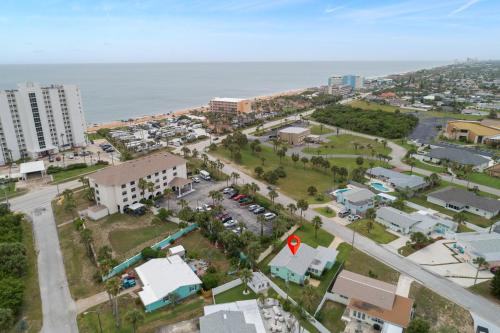 Plaza Cottage 2 Bedrooms Walk to the Beach Sleeps 6 - main image