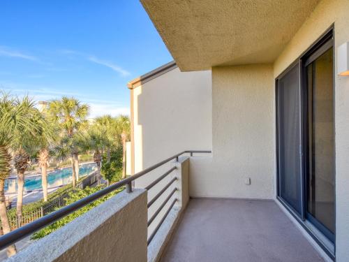 Spinnaker's Reach 704 Ocean View Pool 3 Bedroom Sleeps 8 - image 2