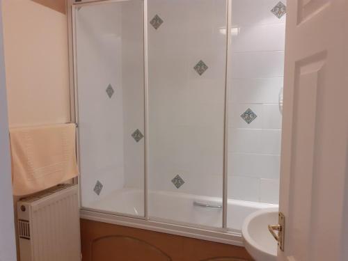 House - Sleeps 6 & paid off site parking available in 登斯特