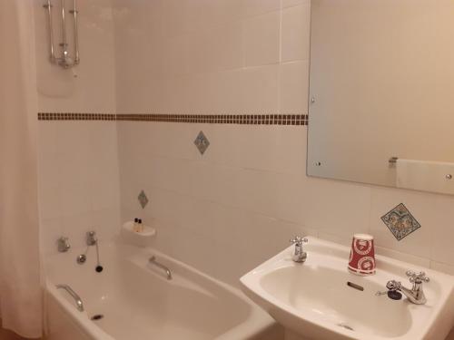 House - Sleeps 6 & paid off site parking available in 登斯特