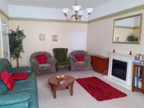 House - Sleeps 6 & paid off site parking available in 登斯特