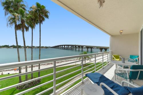 B&B St. Petersburg - Bahia Vista 8-314, 2 Bedroom, Heated Pool, Spa, WiFi, Sleeps 6 - Bed and Breakfast St. Petersburg