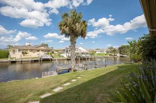 Dolphin Paradise 4 BR Boat Dock Near Beach Lanai Wi-Fi Sleeps 8
