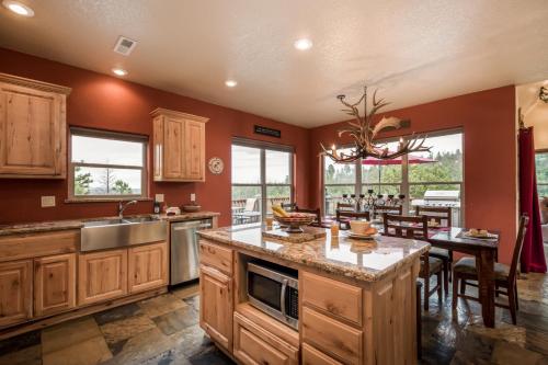 Casa Oso Grande 4 Bedrooms Sleeps 10 Foosball Hot Tub Fireplace - image 12