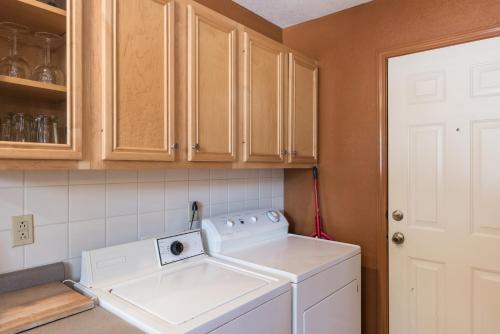 Oso Blanco 2 Bedrooms Sleeps 4 Near Golf Course Gas Fireplace WiFi - image 11
