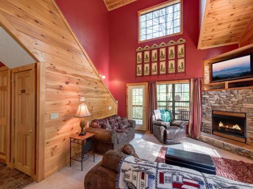 Chipmunk Chase 2 Bedrooms Sleeps 8 Hot Tub Pool Table Fireplace