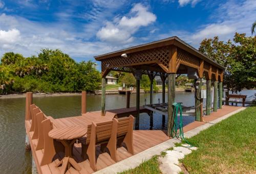 Cool Water 3 Bedrooms Sleeps 7 Private Pool Pet Friendly WiFi - image 6