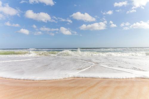 Cool Water 3 Bedrooms Sleeps 7 Private Pool Pet Friendly WiFi - image 2