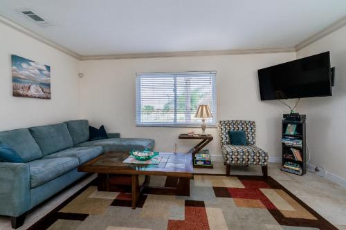 Parkside 15 2 Bedrooms Walk to Beach Pool Access Sleeps 6 - main image