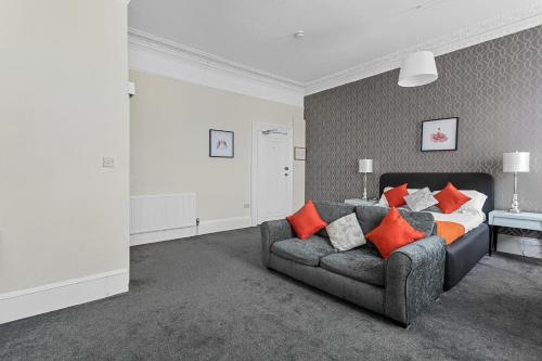 1 king bed, 1 sofa bed