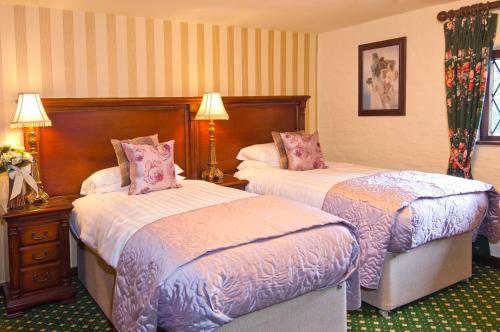 The Roundabout Hotel - image 2