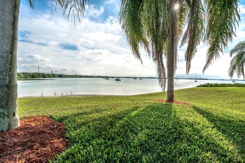 Bahia K-206 Updated 2 Bedroom Sleeps 4 Bay View Heated Pool WiFi - image 4