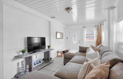 Family Tides 4 Bedrooms Walk to Beach Pet Friendly Sleeps 12 - main image