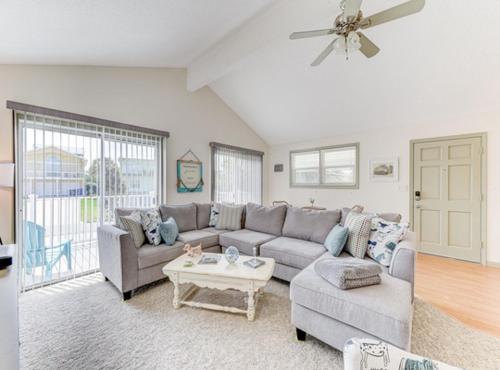 Family Tides 4 Bedrooms Walk to Beach Pet Friendly Sleeps 12 - image 7