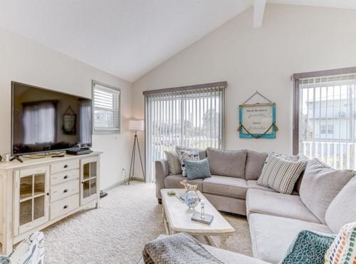 Family Tides 4 Bedrooms Walk to Beach Pet Friendly Sleeps 12 - image 10