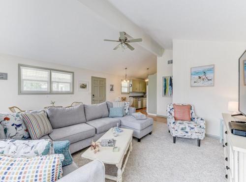 Family Tides 4 Bedrooms Walk to Beach Pet Friendly Sleeps 12 - image 12