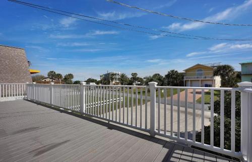 Family Tides 4 Bedrooms Walk to Beach Pet Friendly Sleeps 12 - image 9