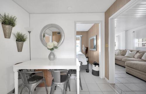 Family Tides 4 Bedrooms Walk to Beach Pet Friendly Sleeps 12 - image 11
