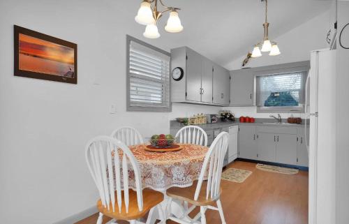 Family Tides 4 Bedrooms Walk to Beach Pet Friendly Sleeps 12 - image 14