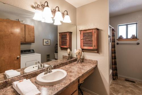 Riverside House 3 Bedrooms Sleeps 6 Wood Fireplace Flat Screen TV - image 11
