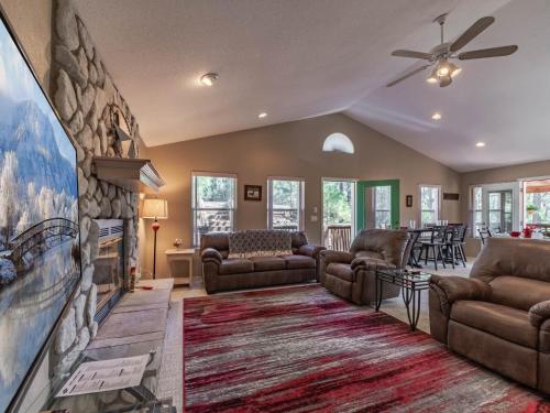 My Happy Place 3 Bedrooms Hot Tub Fireplace Jetted Tub WiFi Sleeps 6 - image 11