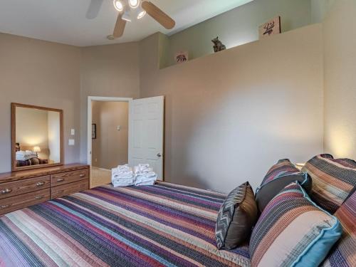 My Happy Place 3 Bedrooms Hot Tub Fireplace Jetted Tub WiFi Sleeps 6 - image 2