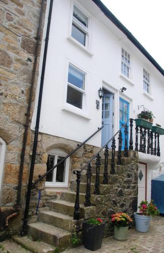 3 Bedroom Cottage minutes walk from town, harbour & Beaches.