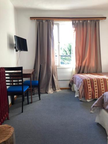 Twin Room with Lake View image 4