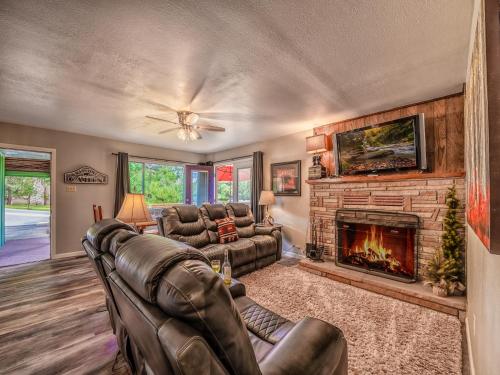 Texas Trio Cabin 3 Bedrooms Hot Tub Fireplace Sleeps 6 - image 7