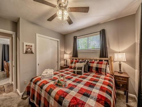 Texas Trio Cabin 3 Bedrooms Hot Tub Fireplace Sleeps 6 - image 12