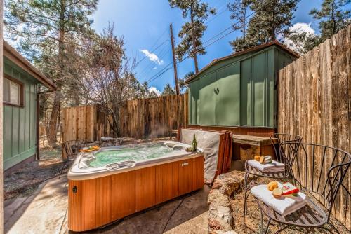 Texas Trio Cabin 3 Bedrooms Hot Tub Fireplace Sleeps 6 - image 3