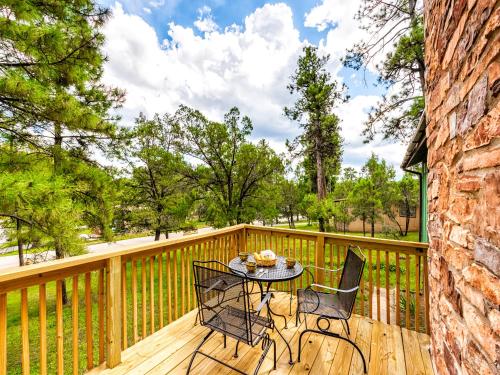 Texas Trio Cabin 3 Bedrooms Hot Tub Fireplace Sleeps 6 - image 10
