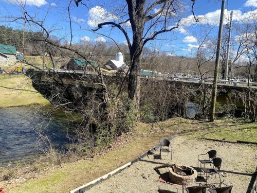 Cabin inPigeon Forge on the River