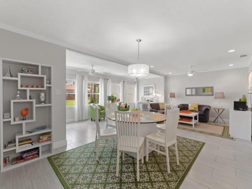 Vista Hermosa 189, Wireless Internet, 2 Bedrooms, Pool, Sleeps 6 in Sarasota, USA