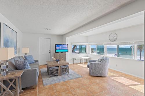 Gulf Pearl 2 Bedrooms Beach Front Gas Grill Sleeps 7 - image 6