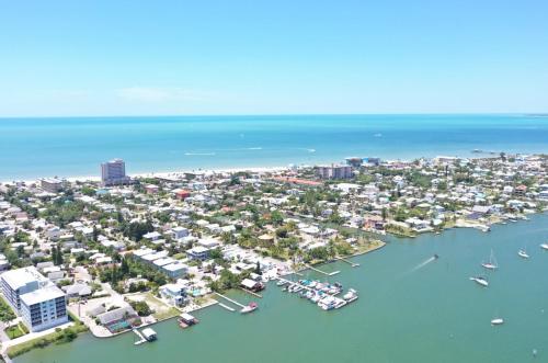 Gulf Pearl 2 Bedrooms Beach Front Gas Grill Sleeps 7 - image 13